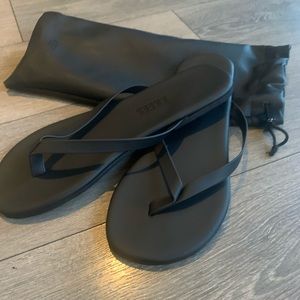 TKEES men’s flip flops